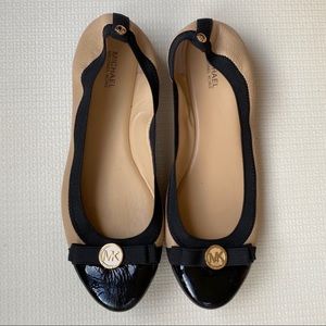 NWOT Micheal Kors Black Tan Flats 9